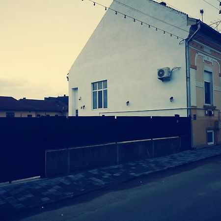 Weisz Apartment-City Center-Free Private Parking,Wifi,Ac Nagykároly Kültér fotó