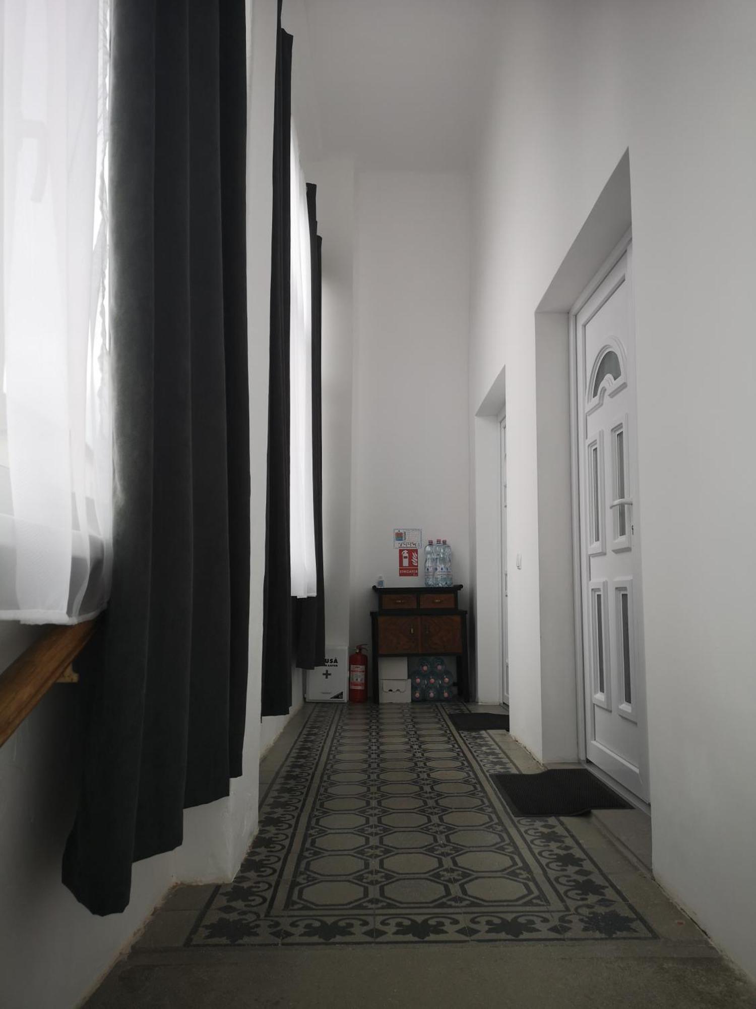 Weisz Apartment-City Center-Free Private Parking,Wifi,Ac Nagykároly Kültér fotó